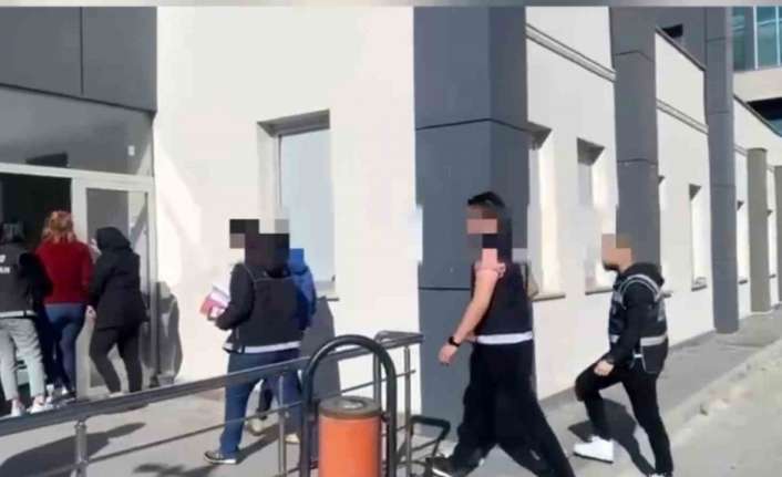 ERZİNCAN’DA UYUŞTURUCUYU MİDESİNE GİZLEYEN İRAN UYRUKLU 3 KADIN TUTUKLANDI