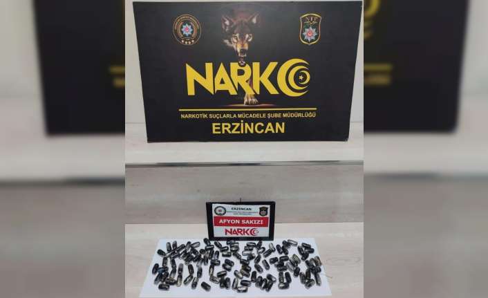 Erzincan’da yol uygulamasında yakalanan ve midesinde Afyon sakızı taşıdığı belirlenen