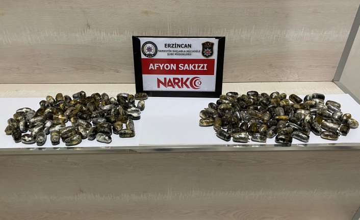 Midesinde uyuşturucu taşıyan İran uyruklu iki kişi yakalandı Erzincan polisinin düzenlediği operasyonda, uyuşturucuyu midesine gizleyen İran uyruklu 2
