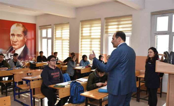 Erzincan Milli Eğitim Müdürü Aziz Gün, okul ziyaretlerini sürdürerek sınava