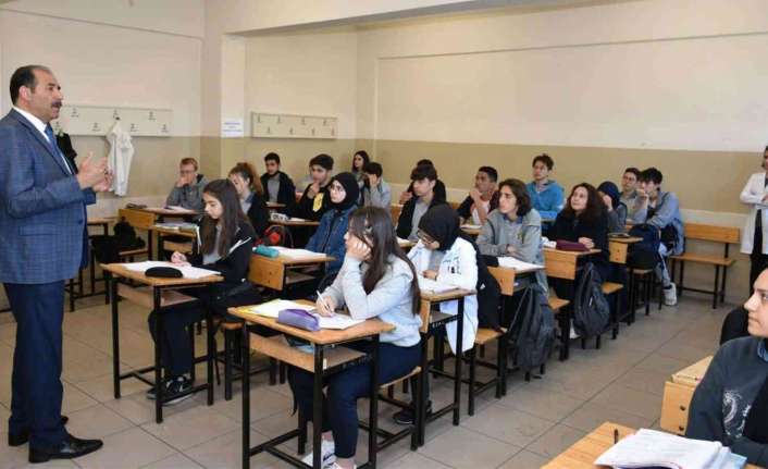 Erzincan İl Milli Eğitim Müdürü Aziz Gün, Ertuğrulgazi Anadolu Lisesini