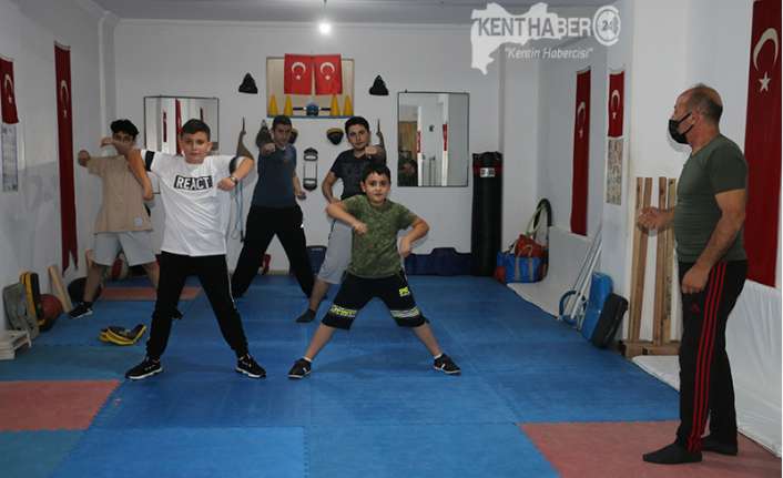 Tekvando sporunda Antrenör Çetin Gökdemir yetenekli gençleri gün yüzüne çıkartarak,