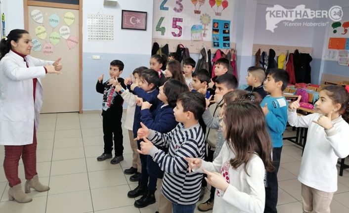 Minik Eller Nota ile Buluşuyor projesi kapsamında öğrenciler işaret dili