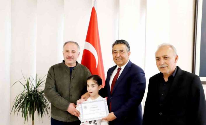 MİNİK ELLER TASARLIYOR PROJESİNDE DERECEYE GİREN ÖĞRENCİLER ÖDÜLLENDİRİLDİ