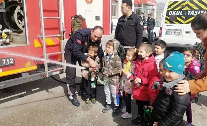 Erzincan’da İtfaiye Müdürlüğü bir ana sınıfının itfaiye sevdalısı öğrencilerini ağırladı.