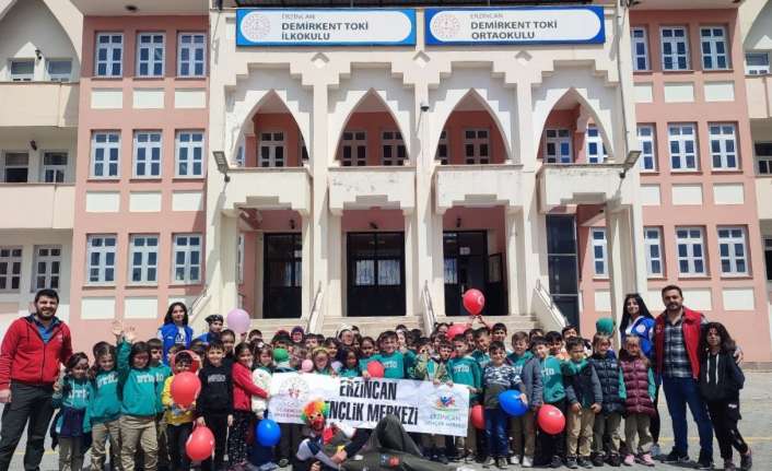 ERZİNCAN’DA ÜNİVERSİTE ÖĞRENCİSİ GENÇLİK MERKEZİ GÖNÜLLÜLERİ, PALYAÇO KOSTÜMÜYLE GİRDİKLERİ OKULDA