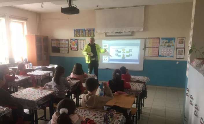 Erzincan’ın Üzümlü ilçesinde trafik ekiplerince ilkokul öğrencilerine genel trafik eğitimi
