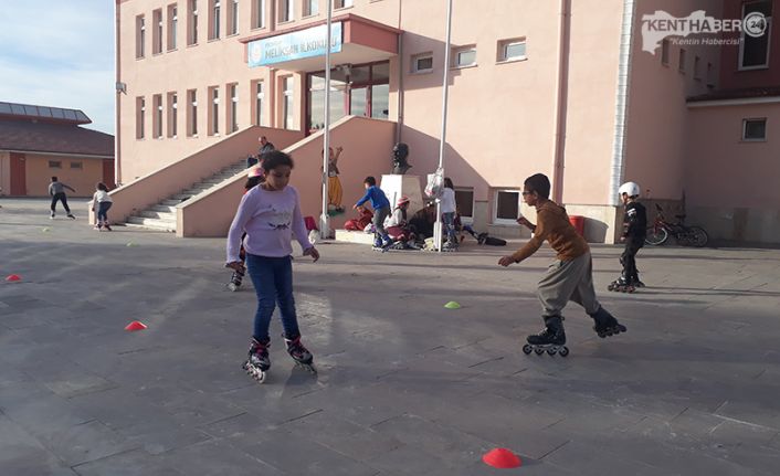 Erzincan Melikşah İlkokulu haftanın beş günü saat 14.30 ile 16.00
