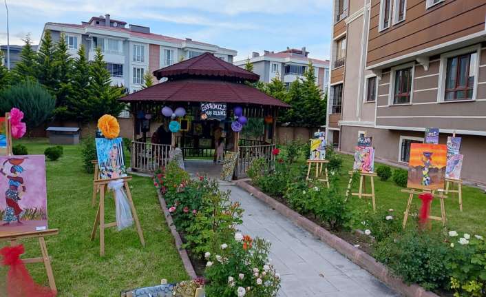 Erzincan’da SMA hastası Nilperi bebek için minik ressamlar sergi açtı.