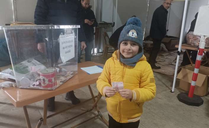 Kahramanmaraş’ta meydana gelen depremin ardından Erzincan’da başlatılan yardım kampanyasına yardımseverlerin