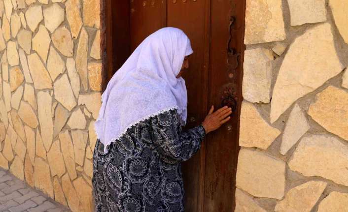 Erzincan’ın Kemaliye ilçesinde sadece bir demirci ustası tarafından üretilen kapı