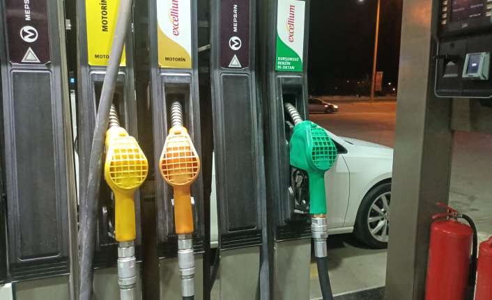 Dün benzin fiyatlarında başlayan indirim bugün motorin fiyatlarını da etkiledi.