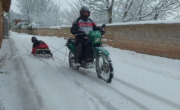Erzincan’da kar ve yarıyıl tatilini fırsat bilen çocuklar, motosikletin arkasına
