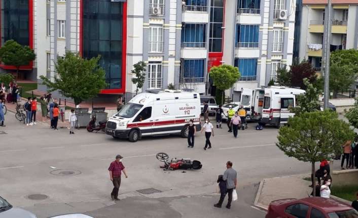 Erzincan’da motosikletle çarpışan otomobil bahçe duvarını yıkarak apartmana girdi. Trafik