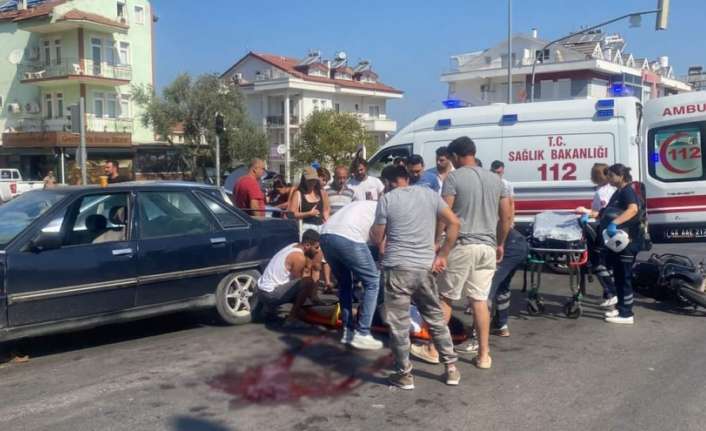 Fethiye’de “Dur” tabelasına uymayarak ana yola çıkan motosiklet sürücüsü otomobille