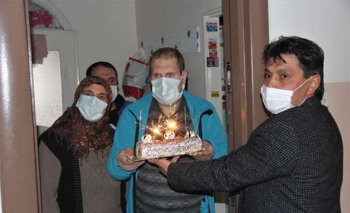 Erzincan’da, Mimar Sinan Mahallesi muhtarı, mahallede yaşayan zihinsel engelli kardeşlerin