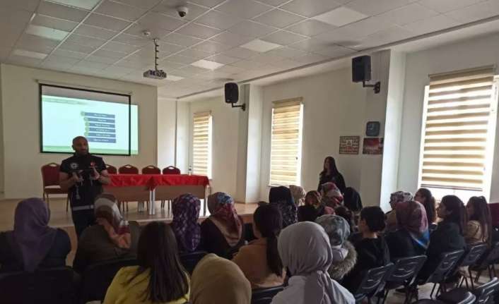 Erzincan’da ’’En İyi Narkotik Polisi: Anne’’ projesi çerçevesinde ailelere yönelik
