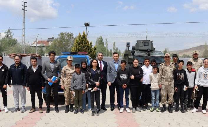 ERZİNCAN'DA LİSEYE HAZIRLANAN ÖĞRENCİLERİN YAPMAK İSTEDİKLERİ MESLEK GRUPLARIYLA GÖRÜŞEREK FİKİR