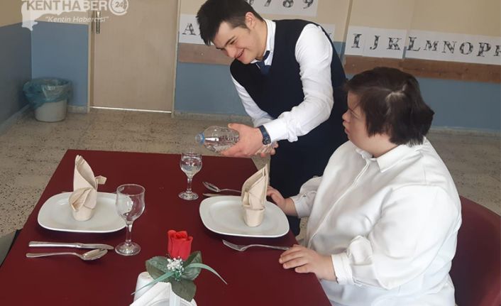 Geçen yıl ortaokuldan mezun olan iki down Sendromlu çocuk, 