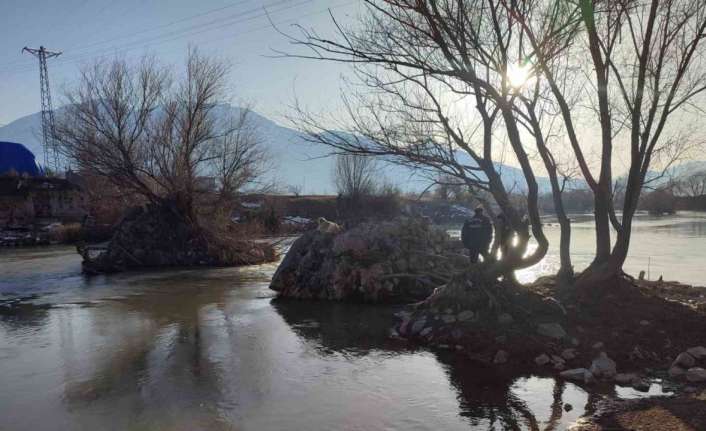 Erzincan’da Karasu nehrinde mahsur