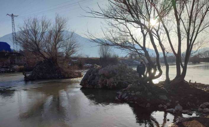 Erzincan’da Karasu nehrinde mahsur kalan köpek itfaiye ekiplerince kurtarıldı.