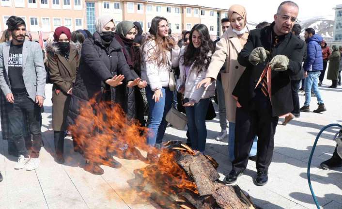 Erzincan’da Nevruz Bayramı etkinlikleri kapsamında yakılan cılız ateş, üzerinden atlamaktan