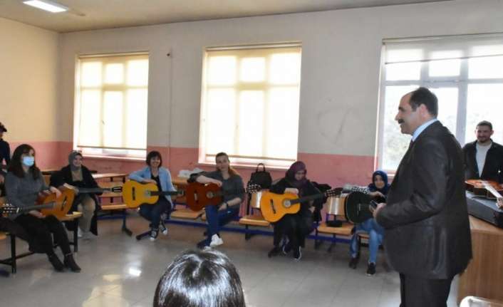 Erzincan Halk Eğitimi merkezinde açılan bağlama, gitar, keman ve üflemeli
