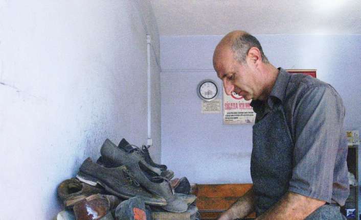 Erzincan’da 30 yıl boyunca ayakkabı tamirciliği yapan İmam Kızıltuğ, gelişen