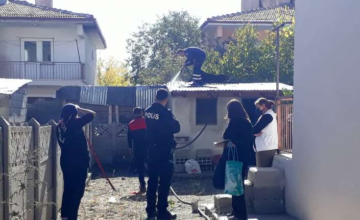 Erzincan’da bir evin bahçesinde bulunan odunlukta çıkan yangın, itfaiye ekiplerinin