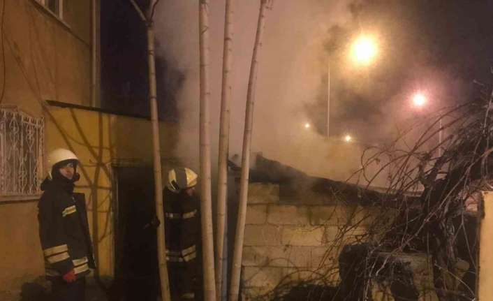 Erzincan’da bir evin odunluk kısmında çıkan yangın itfaiye ekipleri tarafından