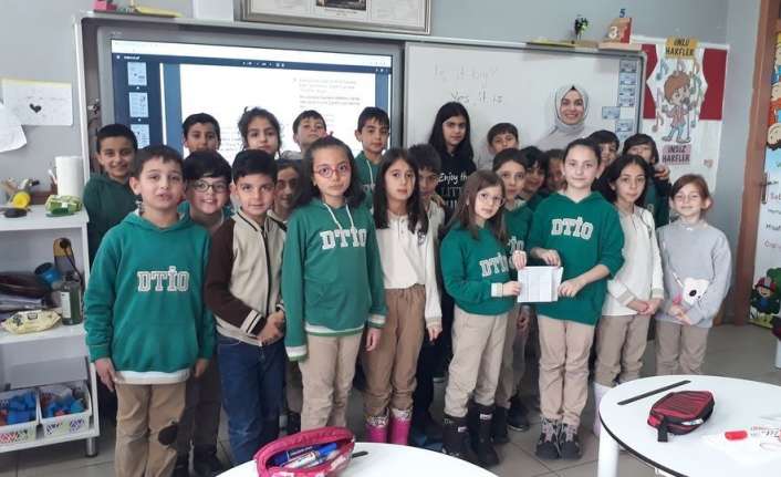 Demirkent Toplu Konut İdaresi İlkokulu 3/B sınıfı öğrencileri harçlıklarını, depremzedelere