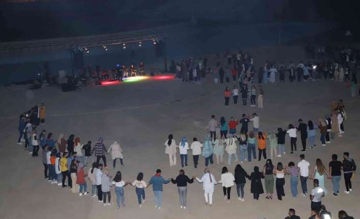 Erzincan’da bahar şenliklerinde Türk Halk Müziği Konseri verildi. Üniversite öğrencileri