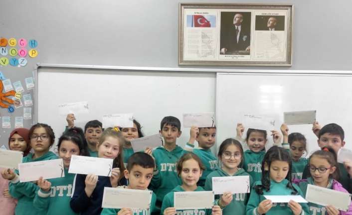 ÖĞRENCİLERDEN DEPREM BÖLGESİNDE GÖREV