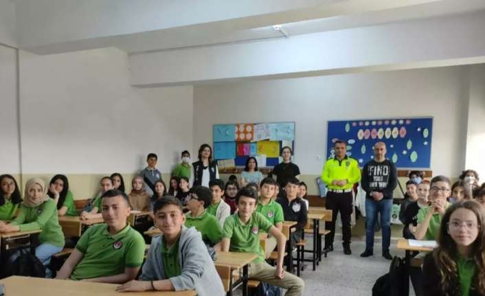 Erzincan’da polis ekiplerince, “Güvenli Okul Güvenli Gelecek” projesi çerçevesinde kent