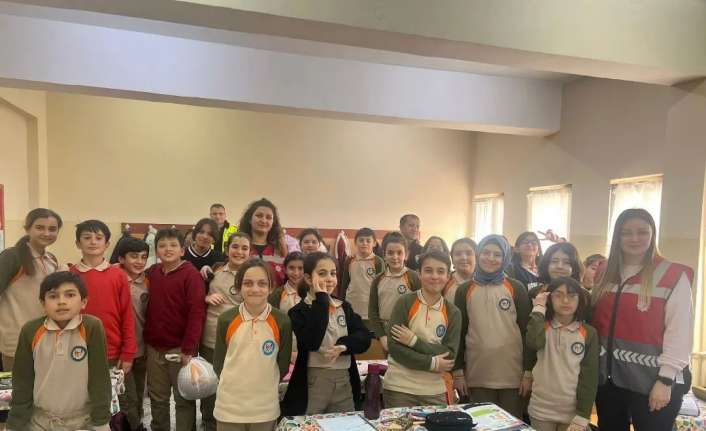 Erzincan’da polis ekiplerince, "Güvenli Okul Güvenli Gelecek" projesi çerçevesinde kent