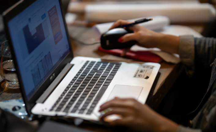 Gençlik ve Spor Bakanı Osman Aşkın Bak, öğrencilere verilecek teknolojik