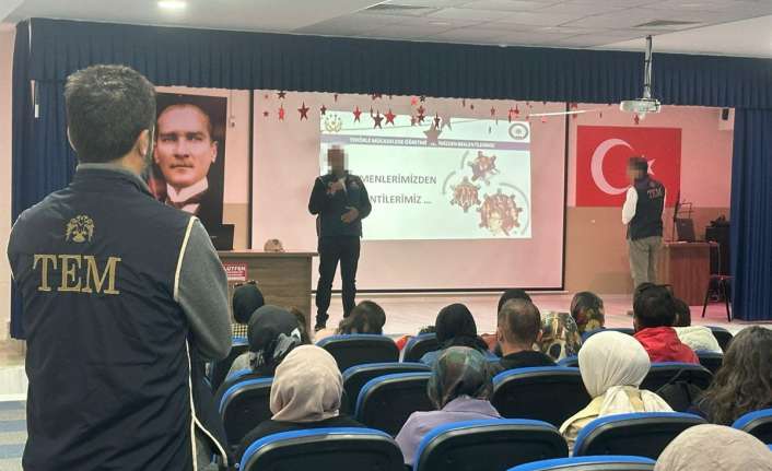Öğretmenler “Gençlik Sizin Eseriniz Projesi" dâhilinde bilgilendirildi Erzincan İl Emniyet Müdürlüğü Terörle Mücadele Şube müdürlüğünce Terör Örgütlerine