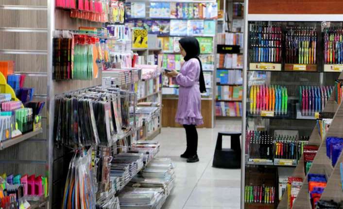 Okulların açılmasına sayılı günler kala alışveriş telaşına düşen veliler, yüksek