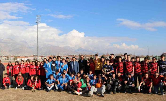 Erzincan’da düzenlenen Okul Sporları A Gençler Futbol İl Birinciliği müsabakaları