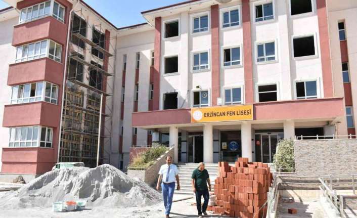 Erzincan’da bulunan okullarda bakım-onarım ve boyama çalışması yapılarak öğrencilere, yeni