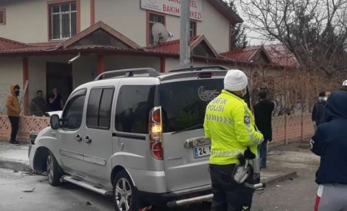 Erzincan’da kaza sonrası bahçe duvarından içeri giren minibüsün altında kalmaktan