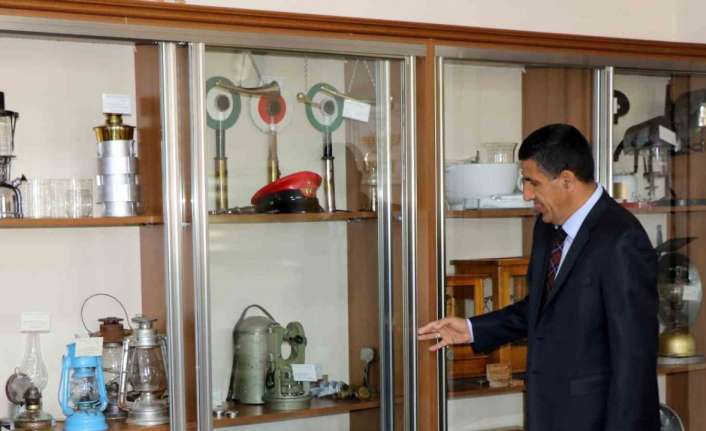 TCDD Erzincan İşletme Müdürü Kenan Aydın, eski demiryolu malzemelerini toplayarak,