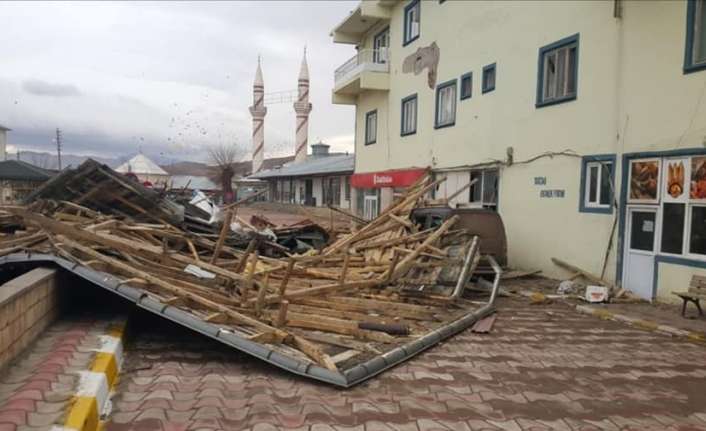 Erzincan’ın Otlukbeli ilçesinde etkili olan fırtınadan 20’e yakın evin çatısı