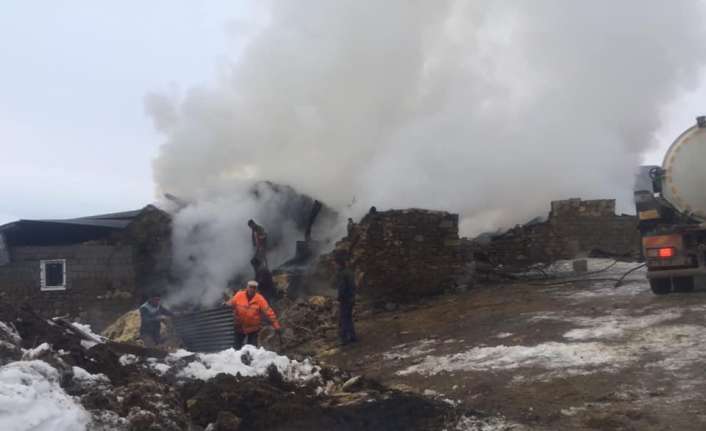 Erzincan’ın Otlukbeli ilçesinde meydana gelen yangında 2 ev kullanılamaz hale