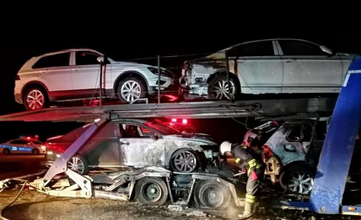 Erzincan’da sıfır kilometre otomobil yüklü tır yandı. Yangında tırın teker