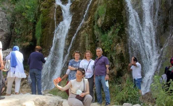 Sıcak havadan bunalan vatandaşlar Erzincan’daki Girlevik Şelalesi’ne akın ediyor. Kademeli