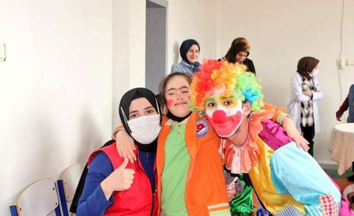 Erzincan Gençlik Merkezi tarafından düzenlenen etkinlikte özel gereksinimli öğrenciler keyifli