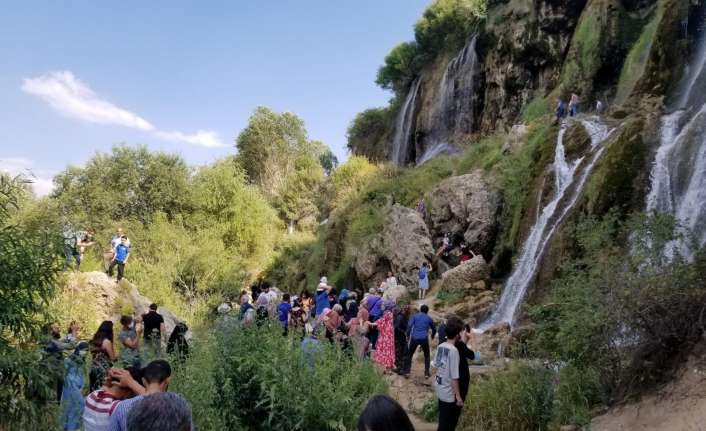 Dünyanın en görkemli şelalelerinden biri olan Erzincan’ın Çağlayan beldesindeki Girlevik