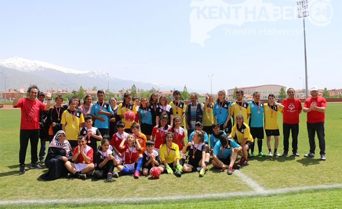 Erzincan Gençler Gücü Spor Kulübü yönetici ve oyuncuları tarafından engelliler