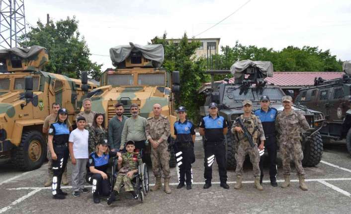Polislik mesleğine ilgisi ve hayranlığı olan engelli Mehmet Efe Akyol,